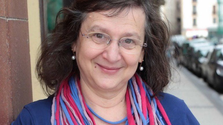 La escritora manifestó su interés de poder visitar la universidad.