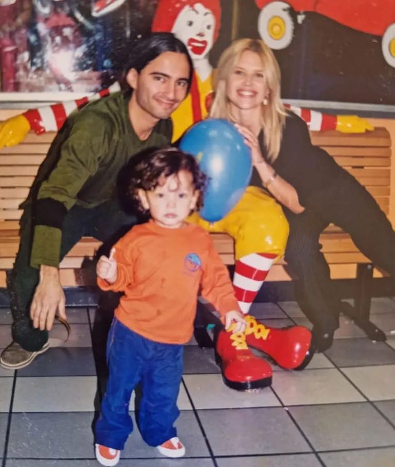 Chino Agostini con su papá Daniel y su mamá, Nazarena Vélez. Chino Agostini con su papá Daniel y su mamá, Nazarena Vélez.