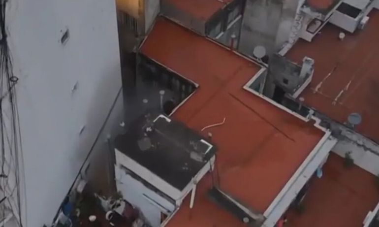 El incendio se desató en un departamento del último piso y obligó a evacuar a los vecinos del edificio.