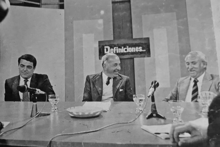 Oscar Massei (a la izquierda) junto a Felipe Sapag y Armando Vidal, tres candidatos en busca de la gobernación en un debate televisivo antes de las elecciones de octubre. Sobre el 10 de diciembre de 1983,, Massei expresó: “se vivió un momento muy lindo y emotivo porque lo que importaba era la recuperación de la democracia”. Oscar Massei (a la izquierda) junto a Felipe Sapag y Armando Vidal, tres candidatos en busca de la gobernación en un debate televisivo antes de las elecciones de octubre. Sobre el 10 de diciembre de 1983,, Massei expresó: “se vivió un momento muy lindo y emotivo porque lo que importaba era la recuperación de la democracia”.