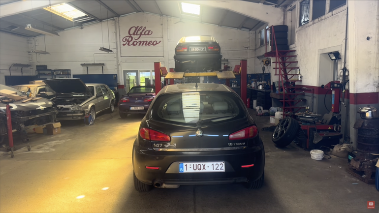 El estado de los autos en el taller de la concesionaria dio la pista de que alguien podría estar realizando un mantenimiento periódico a algunos de los ejemplares. El estado de los autos en el taller de la concesionaria dio la pista de que alguien podría estar realizando un mantenimiento periódico a algunos de los ejemplares.