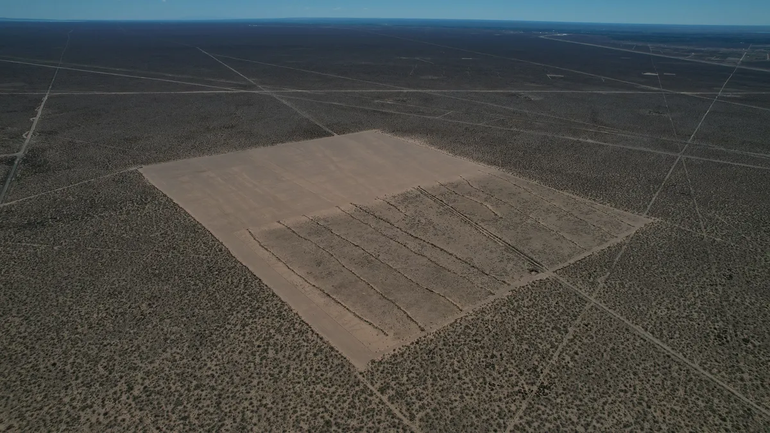 A 19 kilómetros del centro de Neuquén capital se encuentra parte del Lote 26 en tierras fiscales provinciales. Cuesta tanto acceder que hasta los mismos estafados se perdieron.  A 19 kilómetros del centro de Neuquén capital se encuentra parte del Lote 26 en tierras fiscales provinciales. Cuesta tanto acceder que hasta los mismos estafados se perdieron.