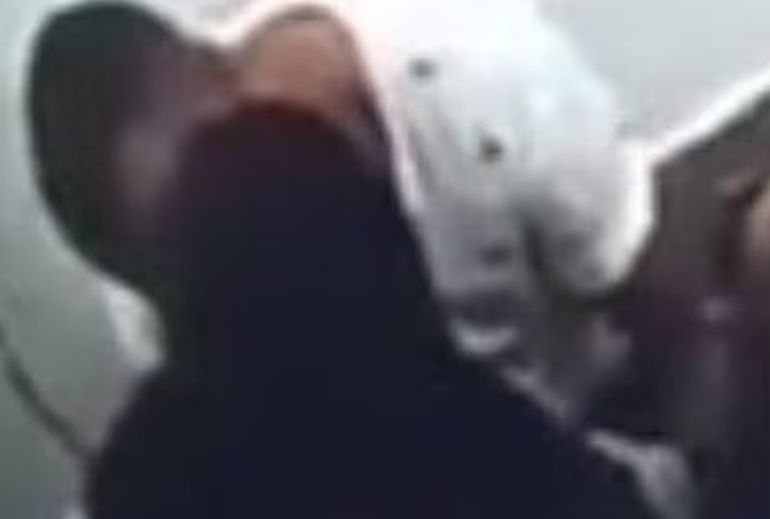 La escena del escándalo: según explicó la defensa de Mariel Suárez, fue para hablar de cerca y en voz baja. La escena del escándalo: según explicó la defensa de Mariel Suárez, fue para hablar de cerca y en voz baja.