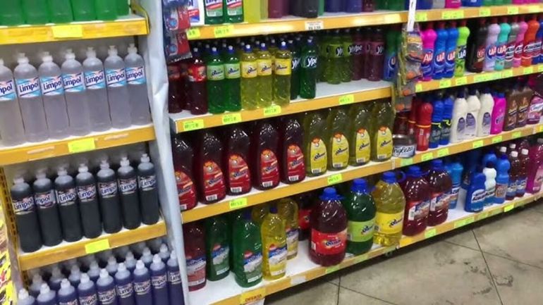 La cajera fue despedida tras reemplazar un detergente roto que ya estaba pago.