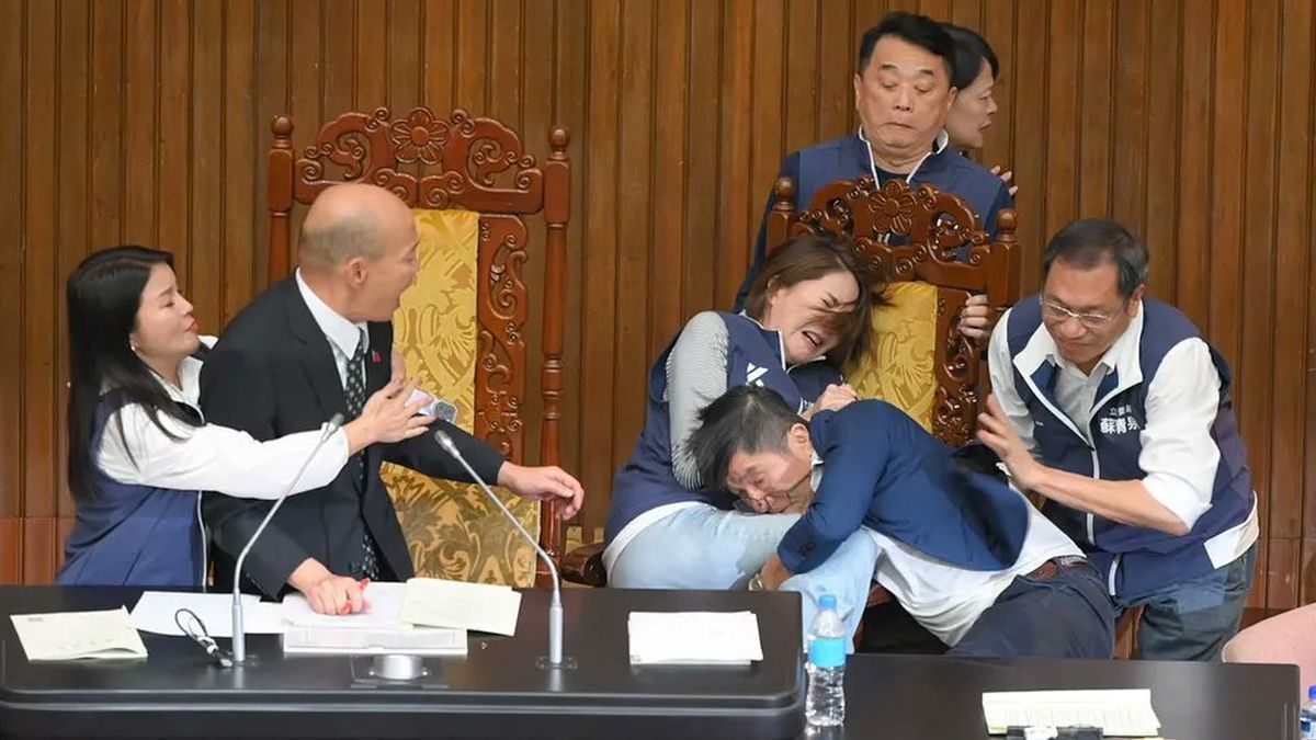 a las piñas, se roban un proyecto de reformas en el Parlamento de Taiwán thumbnail