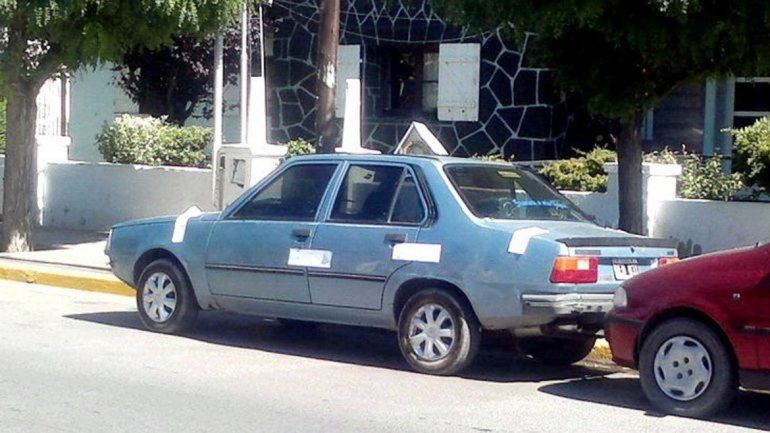 El Renault 18 que habrían utilizado los ladrones fue ubicado por la Policía.