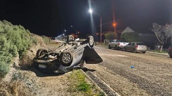 Un chico de 13 años manejaba y volcó en Rada Tilly, Chubut. Un chico de 13 años manejaba y volcó en Rada Tilly, Chubut.