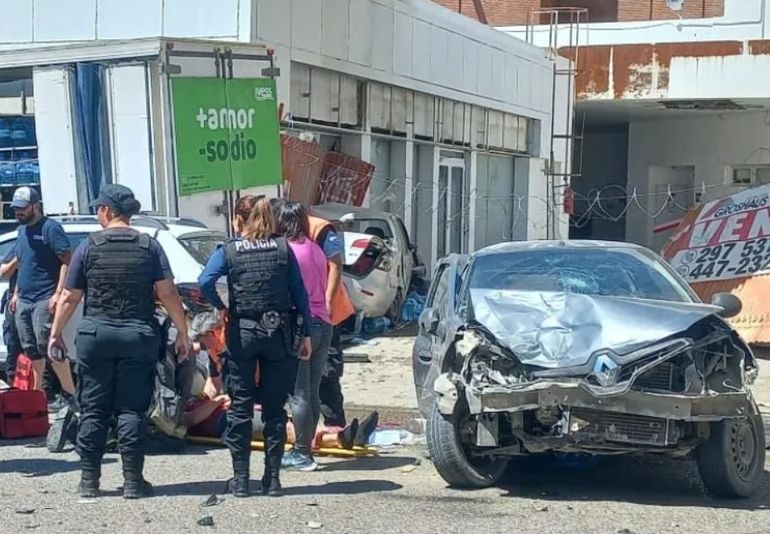 El conductor de un Renault Clío, de 31 años, fue trasladado al Hospital Regional de Comodoro Rivadavia, con un corte en el cuero cabelludo tras un fuerte golpe en la cabeza. El conductor de un Renault Clío, de 31 años, fue trasladado al Hospital Regional de Comodoro Rivadavia, con un corte en el cuero cabelludo tras un fuerte golpe en la cabeza.
