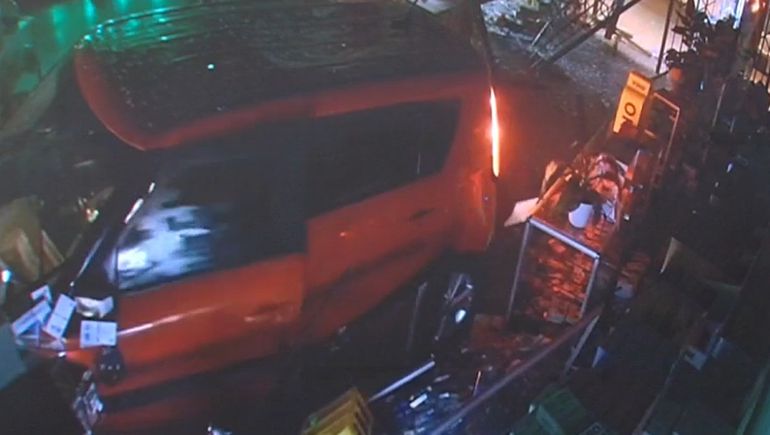 Estrellaron una camioneta en una tienda de Arizona para robar vapeadores premium.