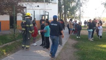 Evacuaron la Escuela 360 de Centenario por olor a gas.jpg