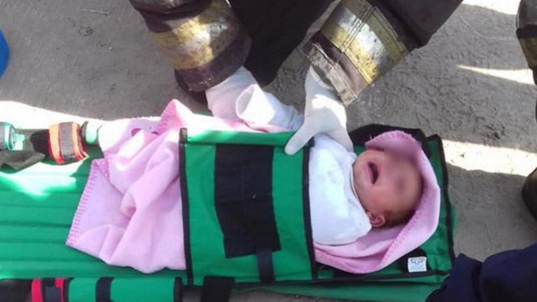 Dramático rescate de una bebé que cayó a un desagüe