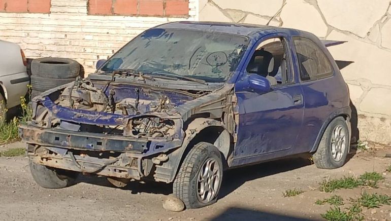 El auto fue robado hace semanas y la Policía lo encontró en medio del desguace.