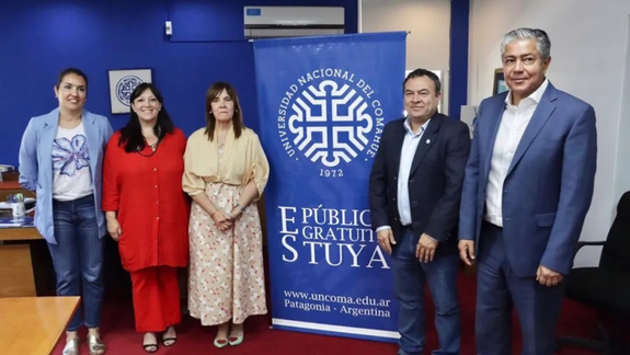 El gobernador Rolando Figueroa y la rectora Beatriz Gentile, tras la firma del acuerdo.