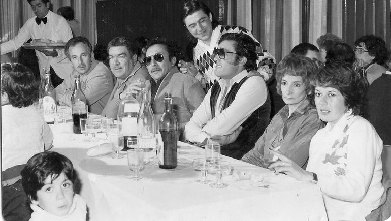 Miguel Angel Paileleo, en el centro, de anteojos oscuros y campera marrón. Era el guapo de la radio. Miguel Angel Paileleo, en el centro, de anteojos oscuros y campera marrón. Era el guapo de la radio.