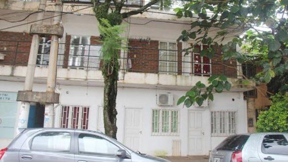 Por este balcón se trepó el agresor para abusar de una joven.