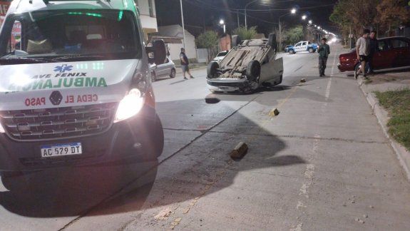 Impresionante choque y vuelco: la conductora iba con una nena a bordo