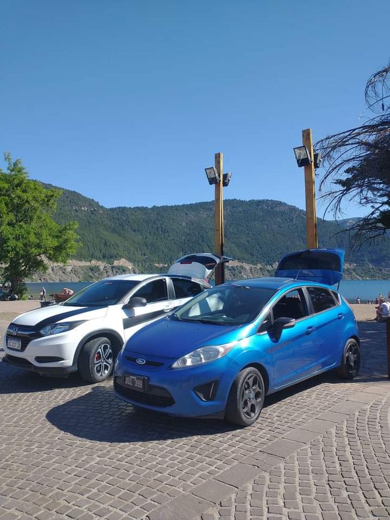 Una exposición de autos clásicos y deportivos con fines solidarios