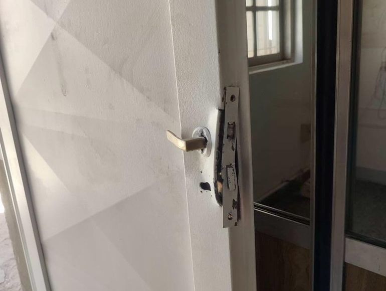 Los ladrones ingresaron por la puerta trasera del viejo edifico del Concejo Deliberante de Centenario Los ladrones ingresaron por la puerta trasera del viejo edifico del Concejo Deliberante de Centenario