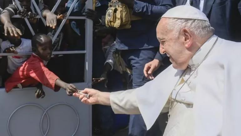 La foto viral de un nene de Sudán del Sur que le entregó limosna al Papa
