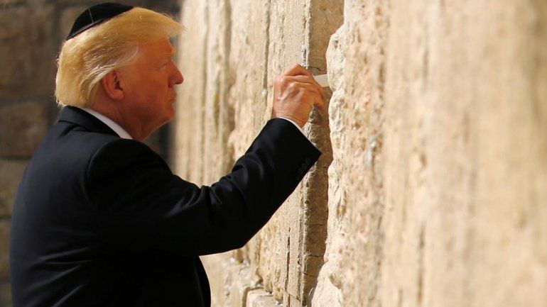 El expresidente Donald Trump, en el Muro de los Lamentos, en Jerusalén