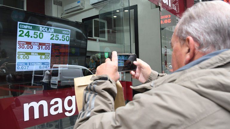 El dólar cerró arriba de los 25 pesos a pesar de una fuerte presencia del Banco Central