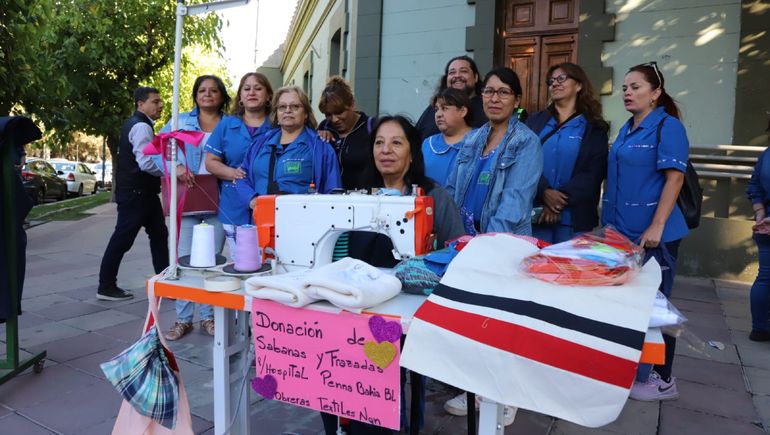 Con un maquinazo, las trabajadoras textiles donan su producción a Bahía Blanca