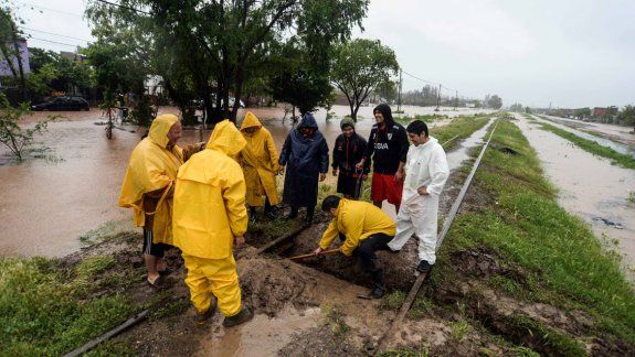 En el oeste de la capital, la lluvia hizo estragos aunque también afectó al barrio Rincón de Emilio y al Bajo. Usaron bombas para retirar agua en un súper.
