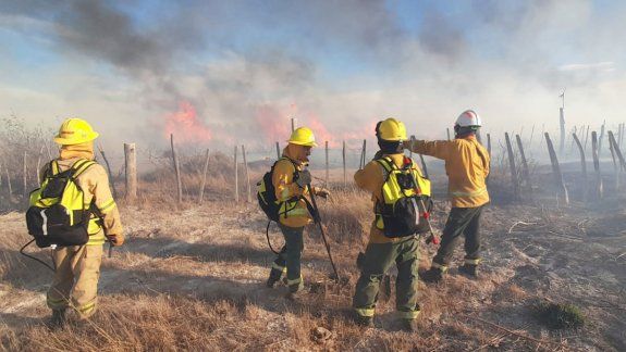 Fuego y viento causaron graves daños en Picún Leufú
