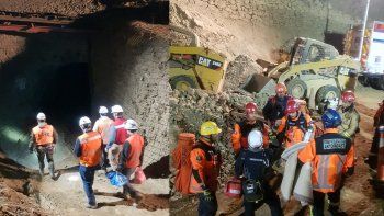 chile: rescatan a uno de los mineros y un segundo fue hallado muerto