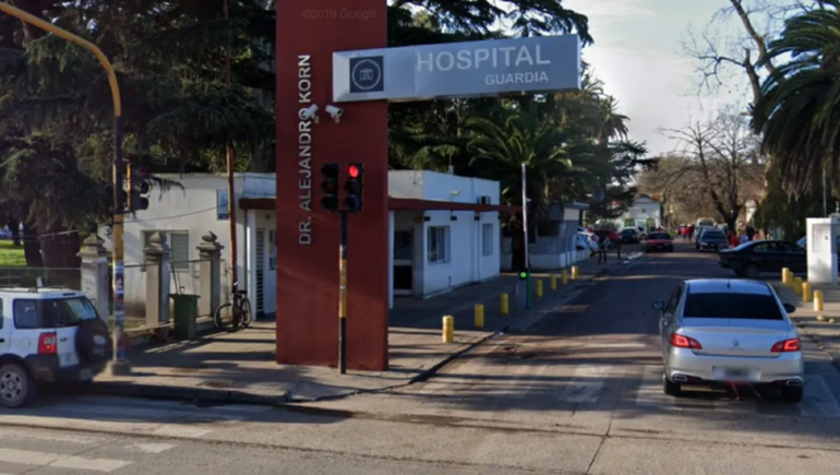 Una joven murió electrocutada al enchufar el cargador del celular