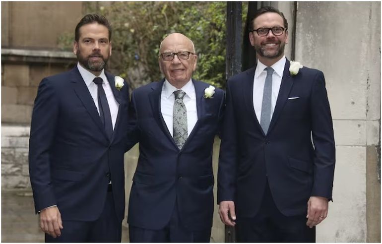 Ruper Murdoch junto a su hijo Lachlan (izquierda) y James (derecha). Ruper Murdoch junto a su hijo Lachlan (izquierda) y James (derecha).