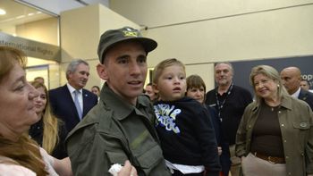 nahuel gallo llego a argentina y fue recibido por su esposa e hijo nahuel gallo llego a argentina y fue recibido por su esposa e hijo