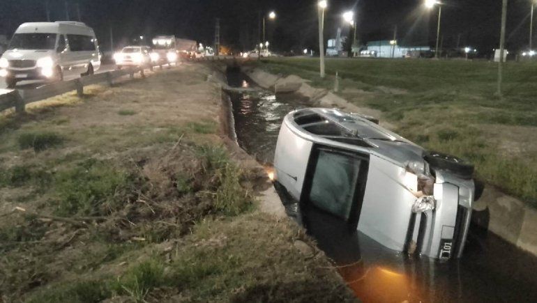Ruta 151: neuquinos venían de una fiesta y terminaron en el canal