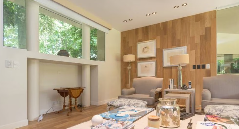 Los ambientes son cálidos y luminosos, diseñados para aprovechar la luz natural.