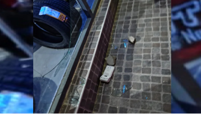 La vidriera rota en el local de venta de neumáticos del Barrio 12 de Octubre de Trelew