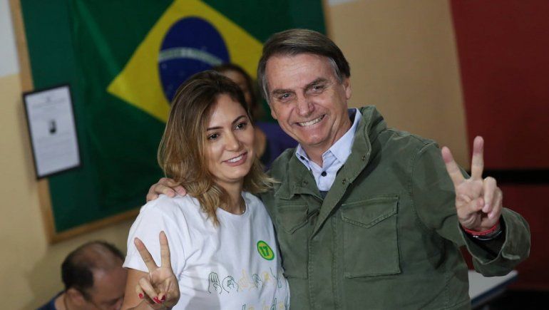 La esposa de Bolsonaro se dio la vacuna