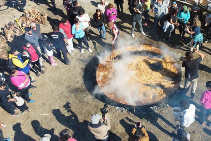 Pehuenia tienta con una paella gigante. Pehuenia tienta con una paella gigante.