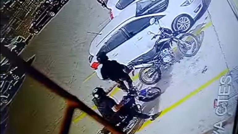 En un minuto robaron una moto de un estacionamiento