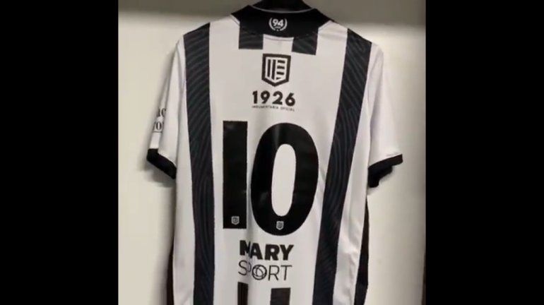 Cipo dejó espiar el nuevo diseño de su camiseta para el debut