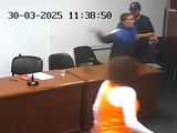 El momento en que el detenido le arroja al micrófono al juez, causándole una fractura de muñeca. 