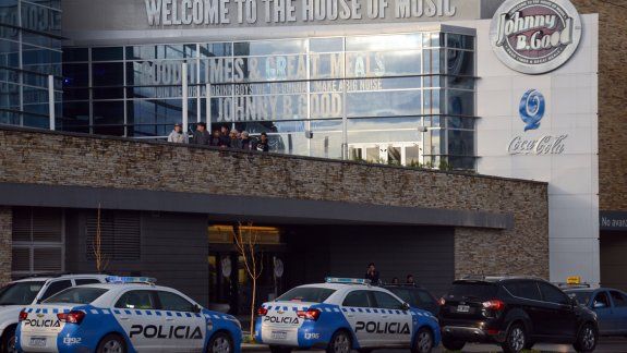 Los pibes en la terraza, mientras la Policía controlaba la situación.