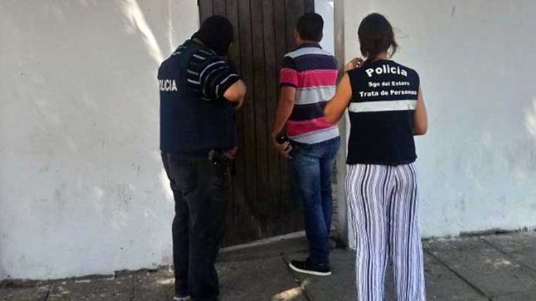 La mujer tiene 22 años y su pequeña hija