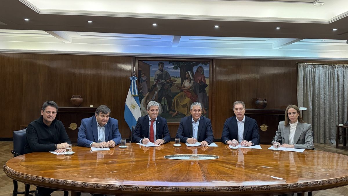 Rolando Figueroa junto a Gaido, se reunieron con Diego Santilli y Luis Caputo.