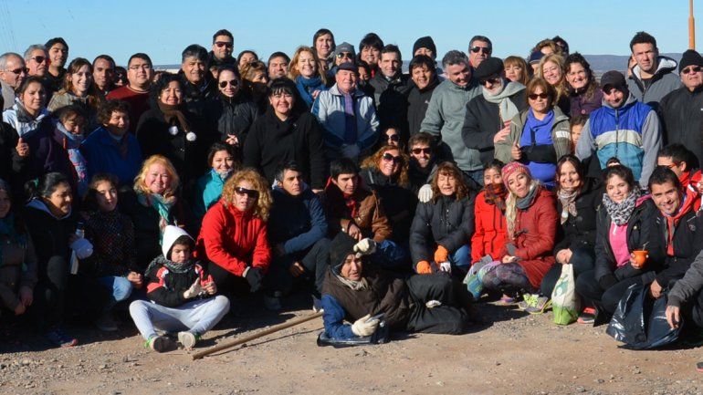 Concejales del MPN limpiaron la barda y plantaron árboles