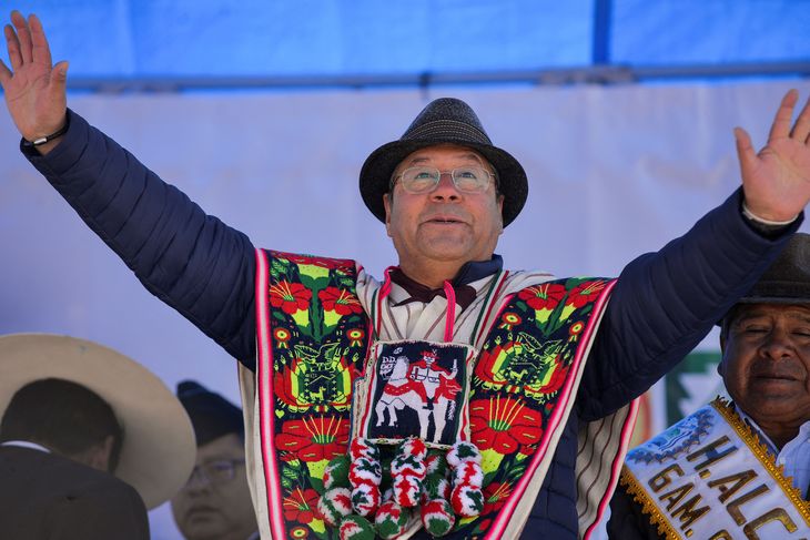 Foto de archivo: el presidente de Bolivia, Luis Arce, saluda durante un evento en el Salar de Coipasa en Oruro, Bolivia. 20 jul, 2023.  REUTERS/Claudia Morales