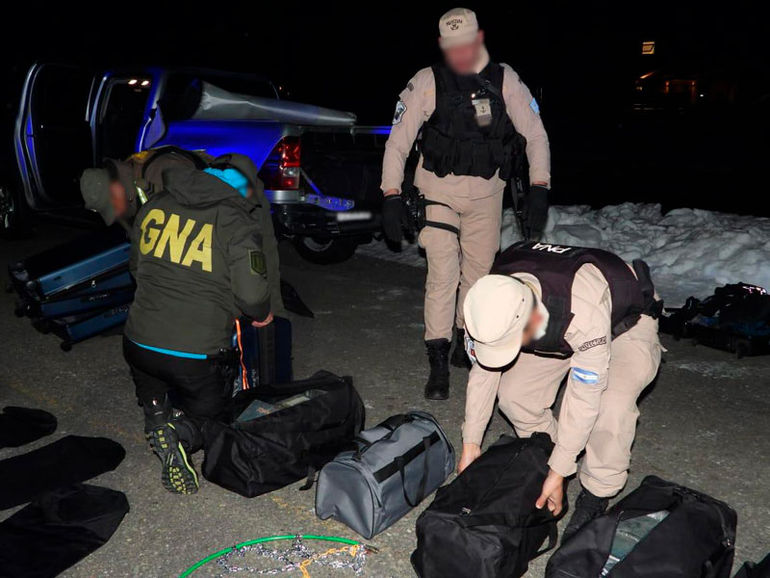 Gendarmería y Prefectura incautaron la noche del 4 de julio unos 783 kilos de cocaína. Gendarmería y Prefectura incautaron la noche del 4 de julio unos 783 kilos de cocaína.