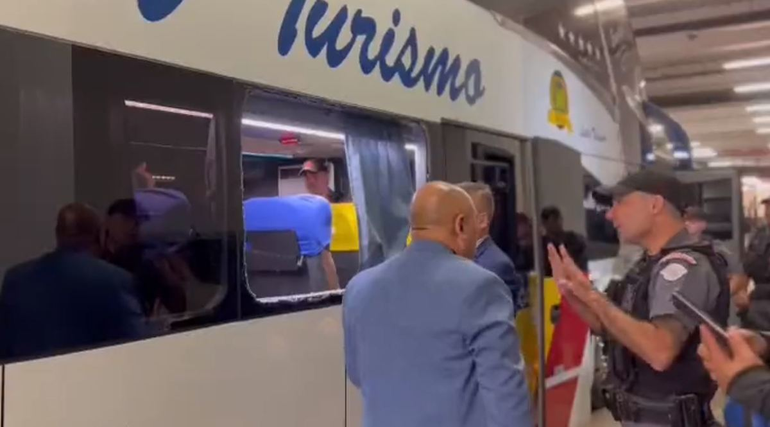 Clima tenso en Brasil: atacaron el micro de Boca rumbo al estadio