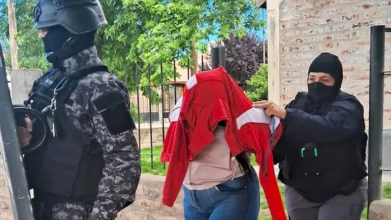 Vecinos de Zapala no dudaron en silbar a los narcos cuando los trasladó la Policía 