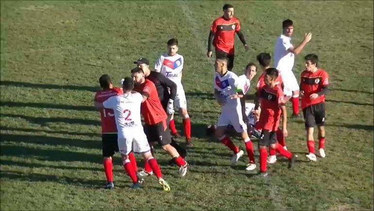 Brutal: le pegó una patada en la cabeza a un rival en la Liga Confluencia