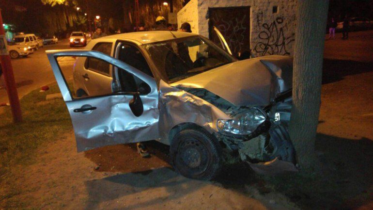 Un motociclista de 25 años murió y otro está internado al chocar contra un auto en pleno centro